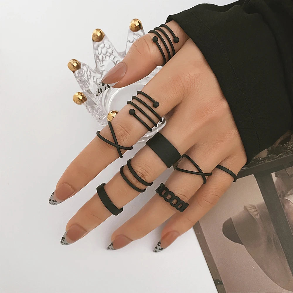 Black knuckle chain ring with geometric link design on finger