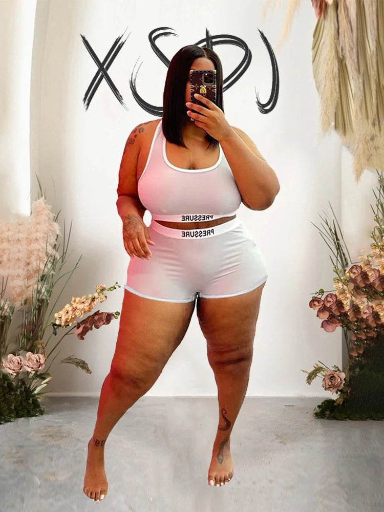Plus size V-neck shirt and shorts tracksuit set, light pink with white trim